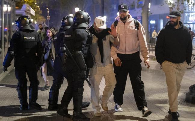 Una persona detenida por los Mossos, en Barcelona.