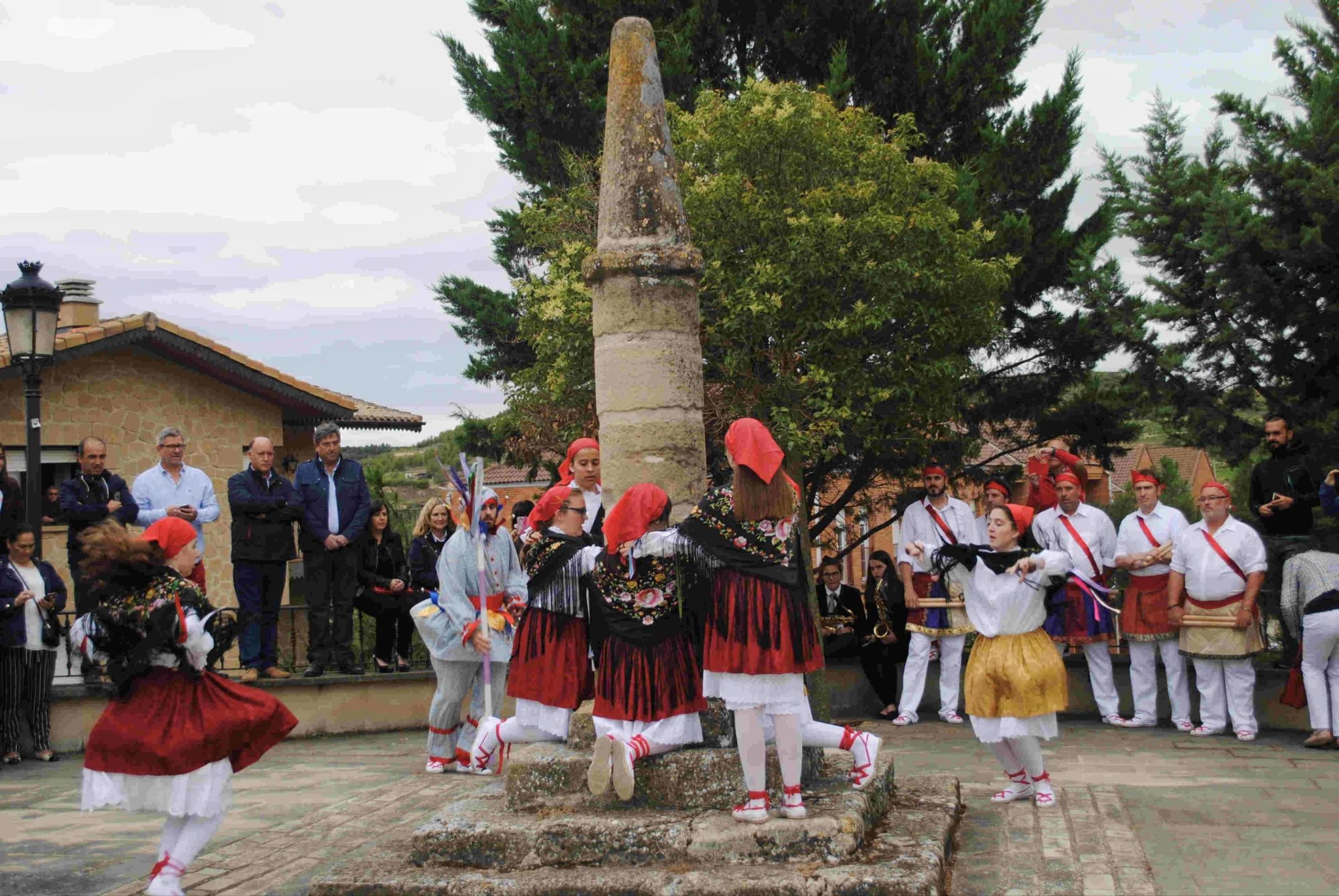 Danzas en la Picota de Elciego durante las fiestas de Santa Isabel