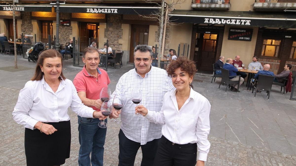 Uno de los últimos brindis de los Arrugaeta-Juaresti en su restaurante.