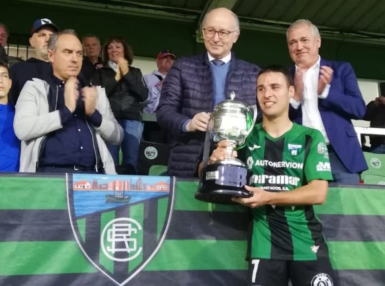 Javier Landeta, presidente de la FVF, entrega el trofeo de campeón del grupo II de Segunda RFEF a Aitor Villar