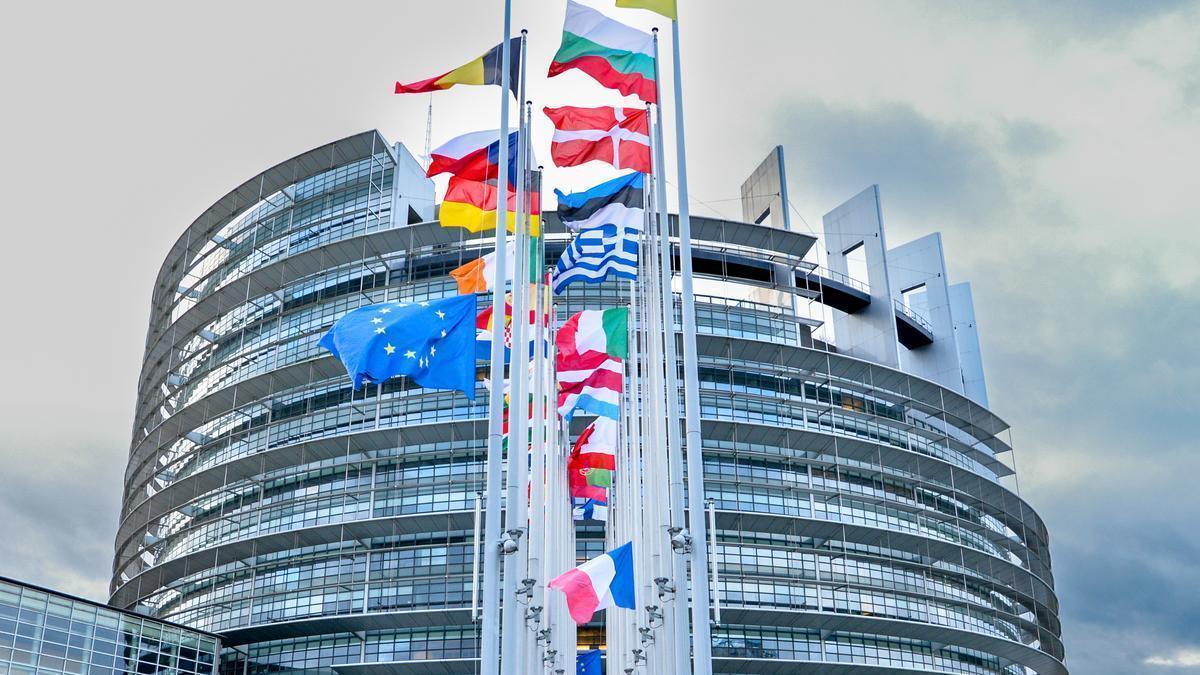 Banderas frente a la sede del Parlamento Europeo en Estrasburgo.