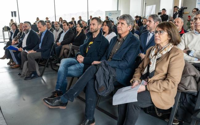 El astronauta y exministro Pedro Duque (4i), sentado junto al astrof&iacute;sico y miembro espa&ntilde;ol del consejo de administraci&oacute;n de la International Planetarium Society, Javier Armentia (3i).