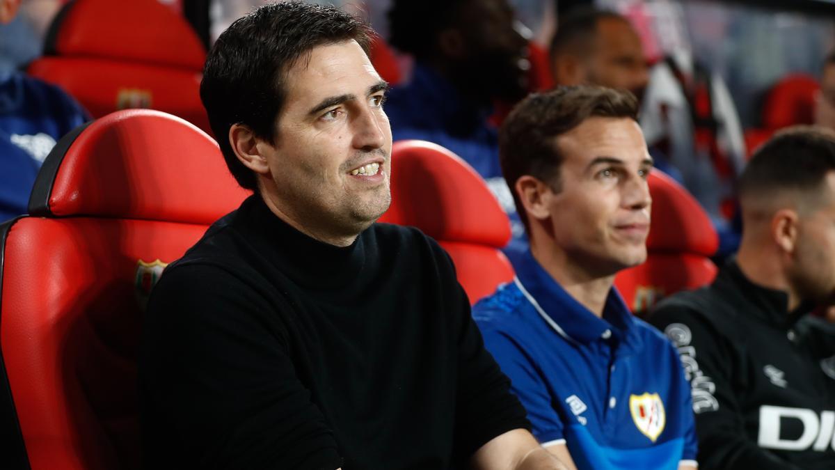 Andoni Iraola e Iñigo Pérez, en el banquillo del Rayo Vallecano.