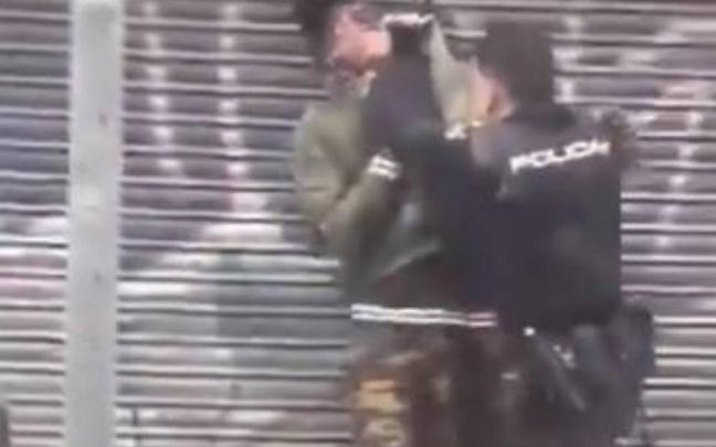 Instantes previos a la detención de dos personas en Lavapiés