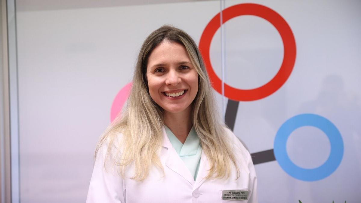 La enfermera brasileña Aline Ghellere, en el Hospital Universitario de Navarra.