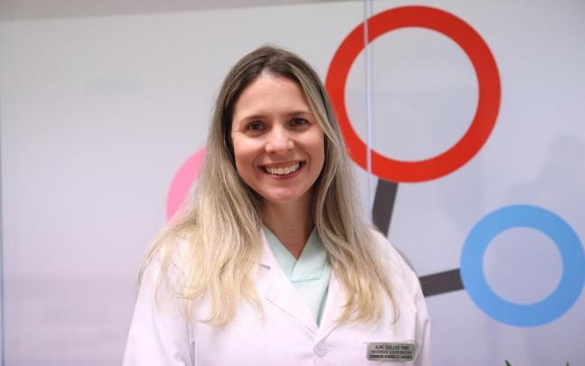 La enfermera brasileña Aline Ghellere, en el Hospital Universitario de Navarra.