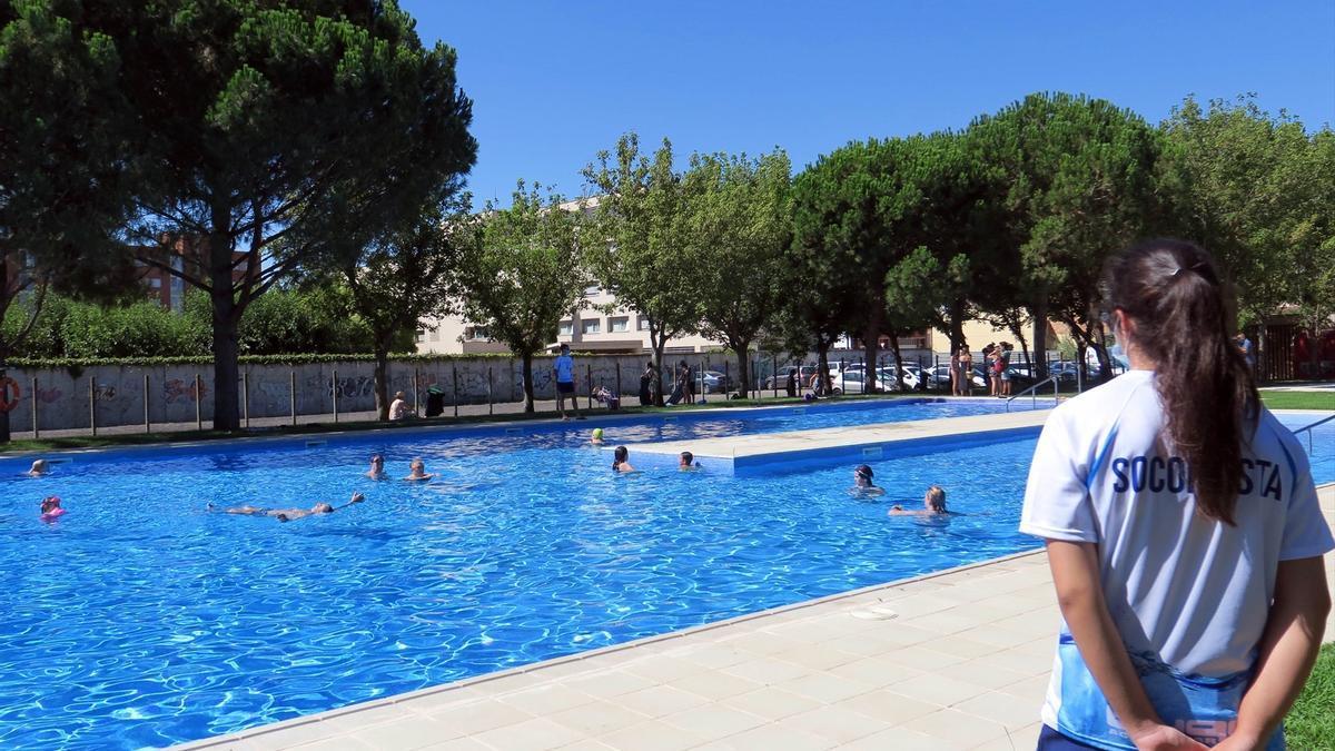 Piscina del barrio de Balàfia, el verano pasado.