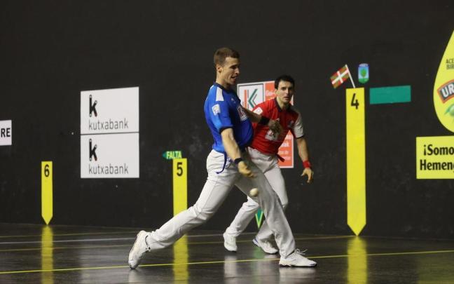 Artola golpea de derecha en presencia de Altuna en el partido de Amezketa.