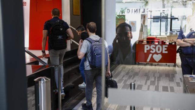 Integrantes de la UCO entran en la sede central del PSOE en la madrileña calle Ferraz para clonar los dispositivos informáticos de Santos Cerdán