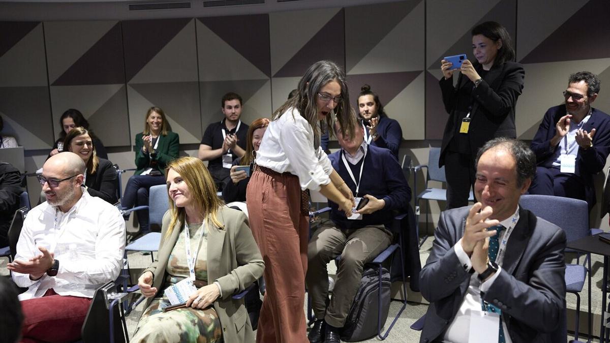 Josune Ayo se levanta para recibir la distinción de CaixaBank, en colaboración con ENISA y Cein.