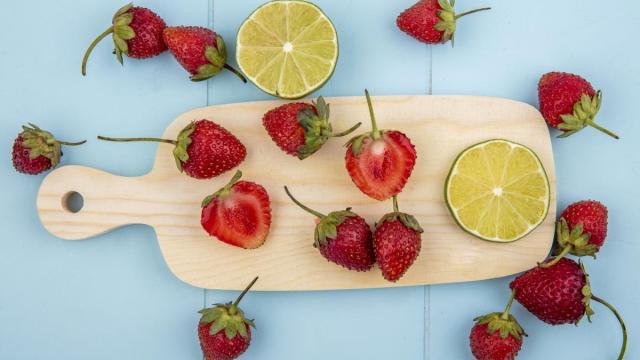 Fresas y limón, dos frutas ricas en vitamina C.