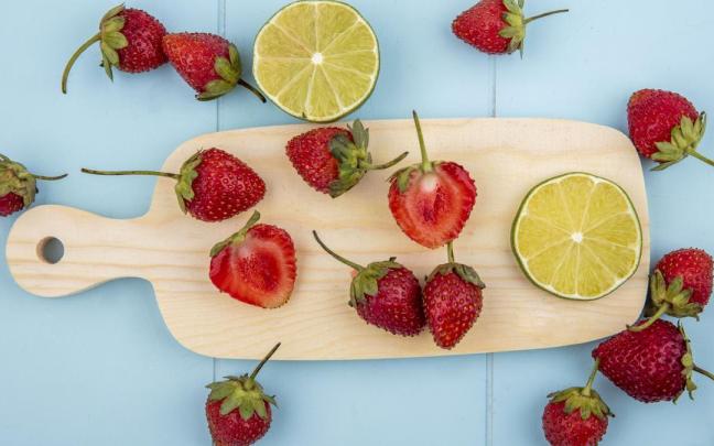 Fresas y limón, dos frutas ricas en vitamina C.