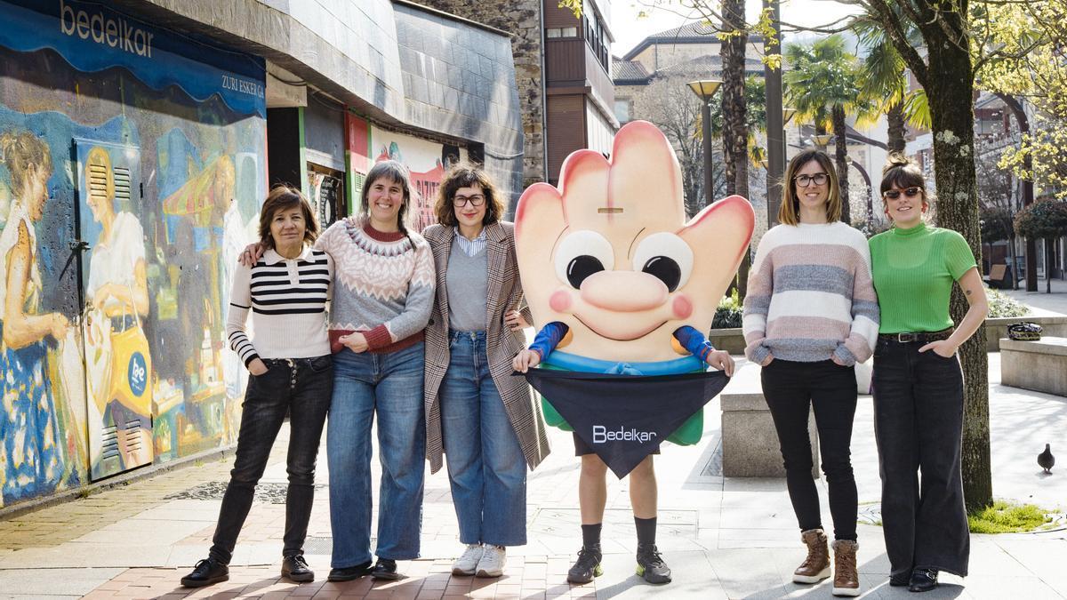 Representantes de Bedelkar con la mascota 'Bedelkartxo' y el nuevo logotipo.