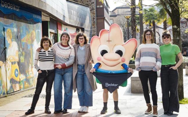 Representantes de Bedelkar con la mascota 'Bedelkartxo' y el nuevo logotipo.