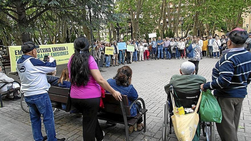 Concentración contra el parking de la plaza de la Cruz celebrada ayer. | FOTO: PATXI CASCANTE