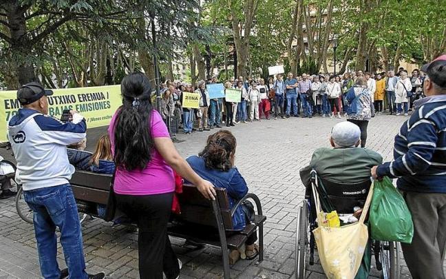 Concentración contra el parking de la plaza de la Cruz celebrada ayer. | FOTO: PATXI CASCANTE Concentración contra el parking de la plaza de la Cruz celebrada ayer. | FOTO: PATXI CASCANTE