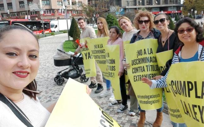 Unos 3.000 extranjeros se han organizado en la plataforma Homologaciones Justas Ya.