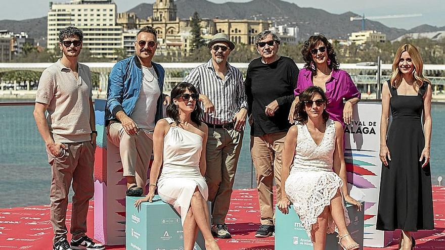 El cineasta Gerardo Herrero (3d) posa junto a su elenco de actores y actrices de ‘Bajo terapia’.