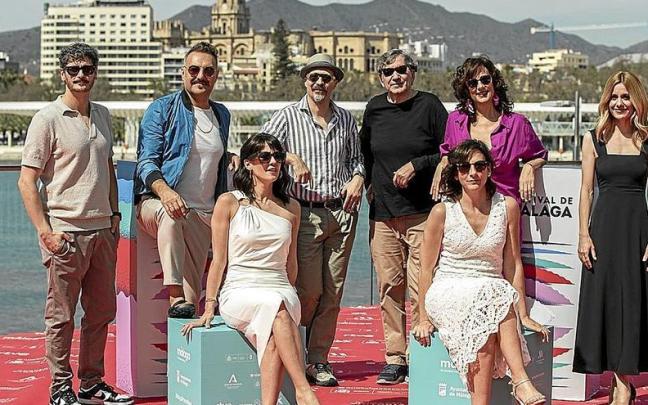 El cineasta Gerardo Herrero (3d) posa junto a su elenco de actores y actrices de ‘Bajo terapia’. El cineasta Gerardo Herrero (3d) posa junto a su elenco de actores y actrices de ‘Bajo terapia’.