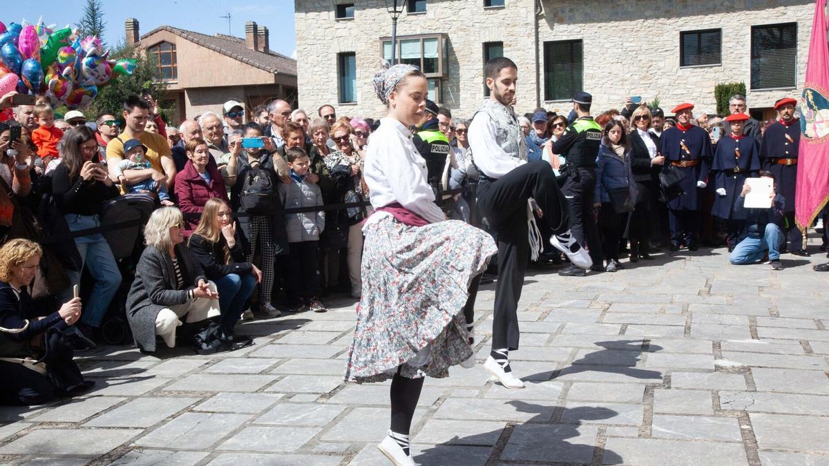 Dos dantzaris bailando un aurresku en Armentia