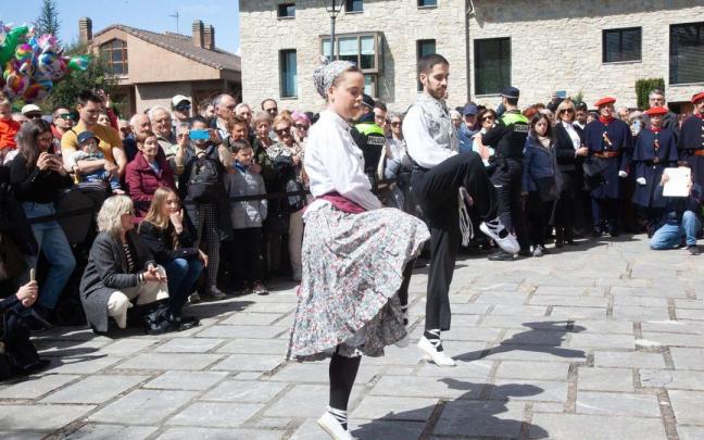 Dos dantzaris bailando un aurresku en Armentia