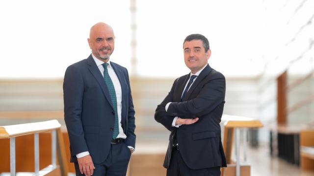 Xabier Egibar, director general de Laboral Kutxa, y Adolfo Plaza, presidente de la cooperativa de crédito.