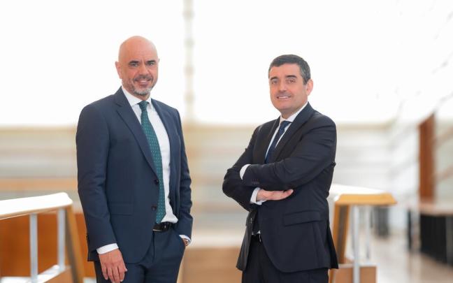 Xabier Egibar, director general de Laboral Kutxa, y Adolfo Plaza, presidente de la cooperativa de crédito.