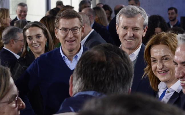 Alfonso Rueda, arropado por la cúpula del PP en un acto en Ourense. / EP Alfonso Rueda, arropado por la cúpula del PP en un acto en Ourense.