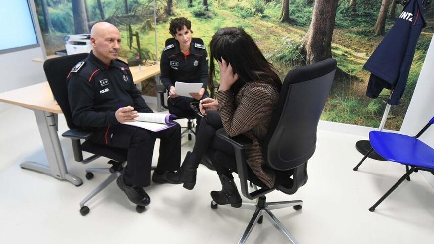 Óscar Fernández Cucó y la responsable del sistema EBA, Sandra Ranea, en la sala de denuncias para víctimas de violencia de género de la Ertzainetxea de Bilbao.