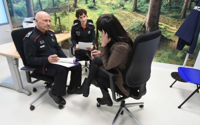 Óscar Fernández Cucó y la responsable del sistema EBA, Sandra Ranea, en la sala de denuncias para víctimas de violencia de género de la Ertzainetxea de Bilbao.