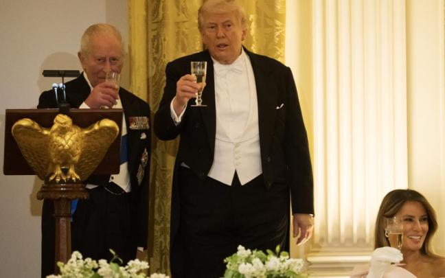 El presidente de Estados Unidos, Donald Trump, junto al monarca británico Carlos III.