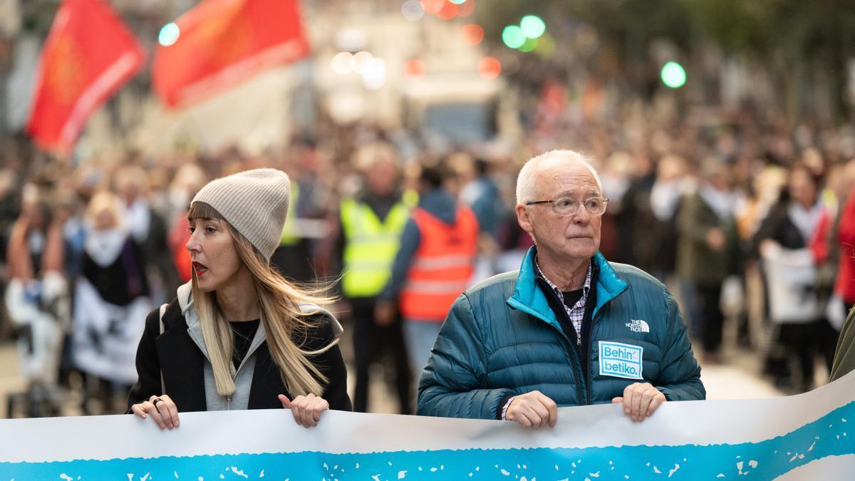 Los portavoces de la red ciudadana Sare, Josea Azkarraga (d) y Bego Atxa (i)