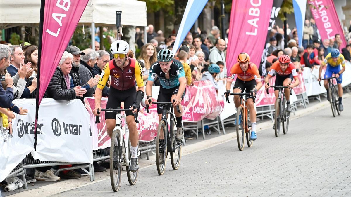 Ion Izagirre encabeza el grupo en el reciente ciclocross de Ormaiztegi.