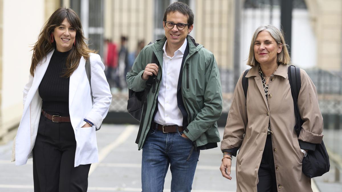 Oihana Etxebarrieta, Pello Otxandiano y Nerea Kortajarena, de EH Bildu, en una anterior comparecencia