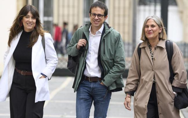 Oihana Etxebarrieta, Pello Otxandiano y Nerea Kortajarena, de EH Bildu, en una anterior comparecencia