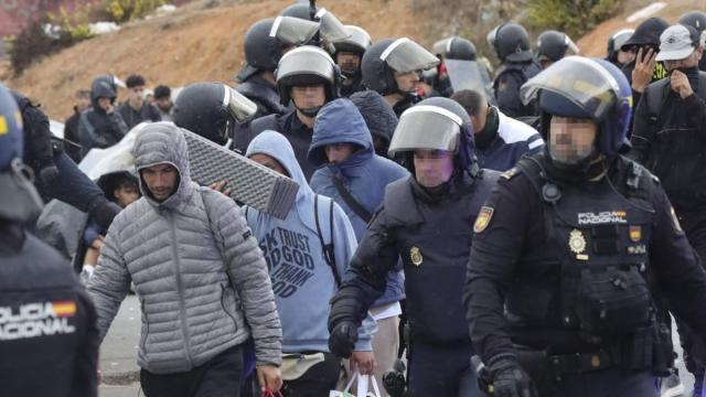 La operación ha comenzado a las 7.30 horas, después de que los responsables policiales y gubernamentales se coordinaran desde la Jefatura Superior de Policía, donde siguieron la evolución del despliegue mediante imágenes captadas