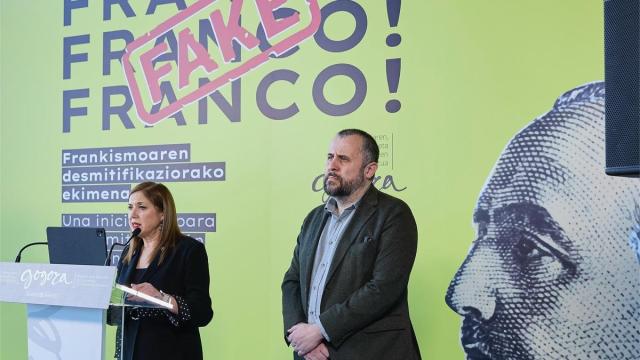 La consejera de Justicia y Derechos Humanos, Maria Jesús San José, y el director de Gogora, Alberto Alonso, en el BEC de Barakaldo con motivo de una jornada para "deslegitimar" el franquismo