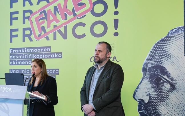 La consejera de Justicia y Derechos Humanos, Maria Jesús San José, y el director de Gogora, Alberto Alonso, en el BEC de Barakaldo con motivo de una jornada para "deslegitimar" el franquismo