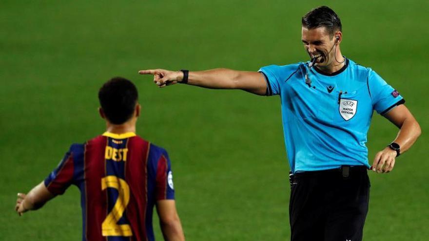 El árbitro suizo Sandro Schärer, durante un partido.