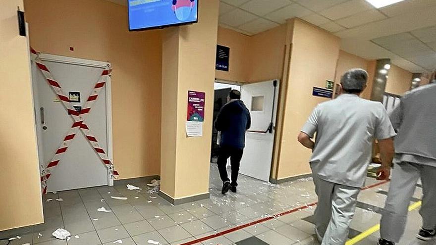 En algunos pasillos todavía hay suciedad con motivo de la huelga.