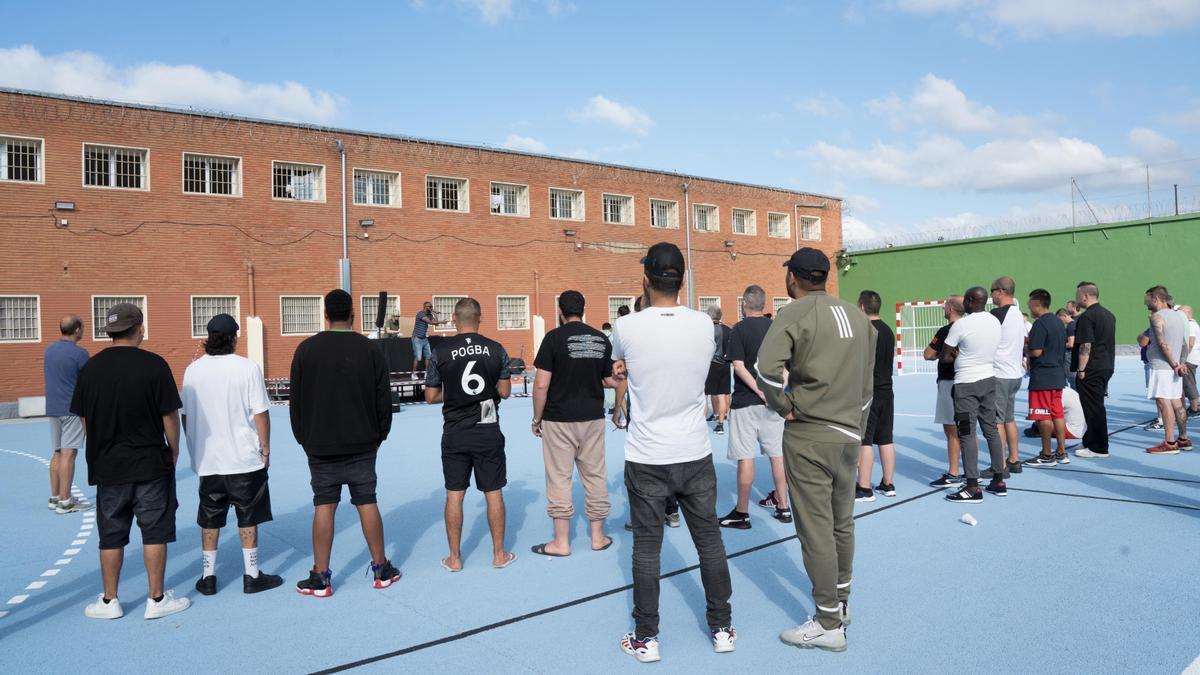 Internos asisten a un concierto del rapero Betto en el Centro Penitenciario de Bizkaia.