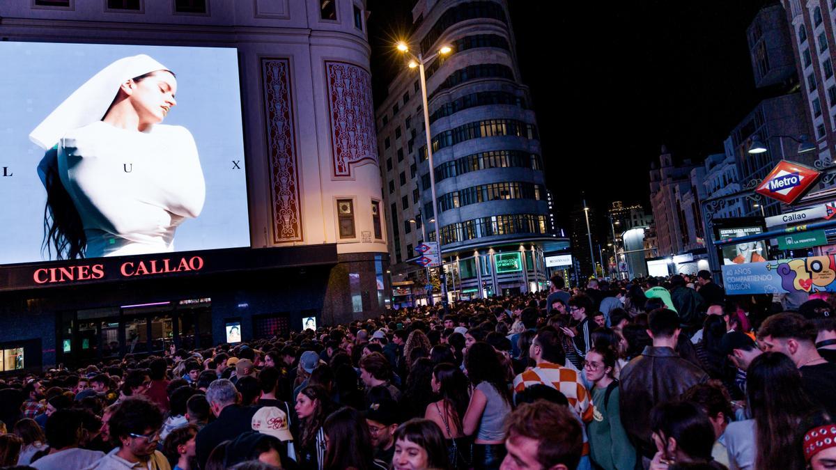 Cientos de fans de la cantante Rosalía convocados en la madrileña Plaza Callao para la presentación de su nuevo álbum