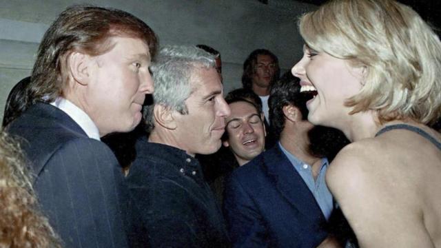 Donald Trump junto a Jeffrey Epstein en una de sus fiestas.