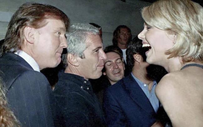 Donald Trump junto a Jeffrey Epstein en una de sus fiestas.
