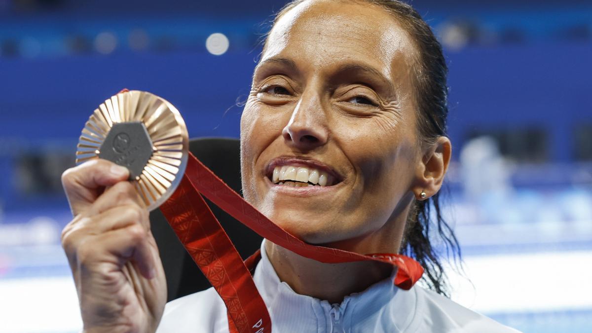 Teresa Perales celebra su medalla de bronce.