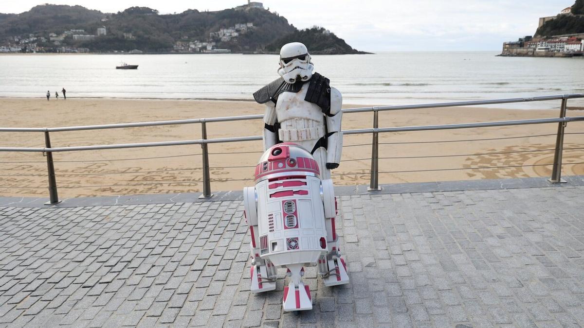 Un 'stormtrooper' junto a R2-KT