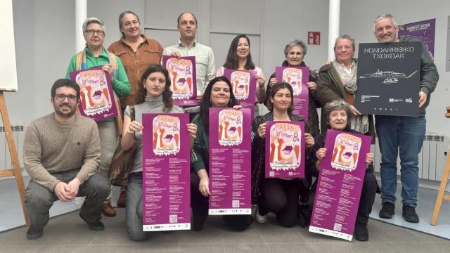 Representantes municipales y de diversas asociaciones en la presentación del programa, que ha tenido lugar esta mañana en la sede de Emeki Elkartea.