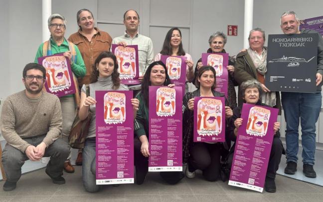 Representantes municipales y de diversas asociaciones en la presentación del programa, que ha tenido lugar esta mañana en la sede de Emeki Elkartea.