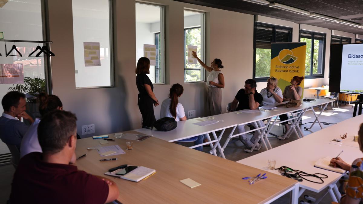 Foto de la sesión de cierre del programa Bidasoa Sendotzen, impulsado por Bidasoa activa.