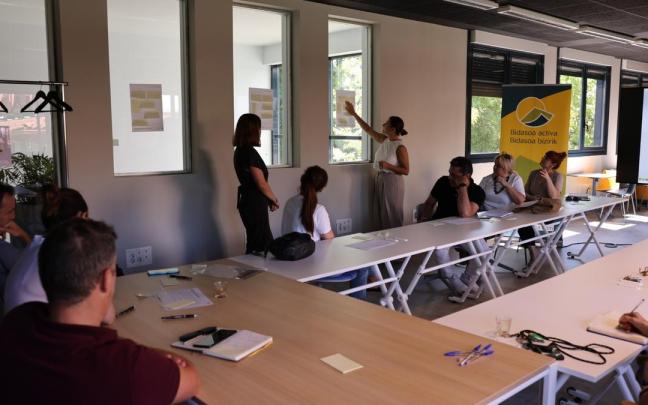 Foto de la sesión de cierre del programa Bidasoa Sendotzen, impulsado por Bidasoa activa.